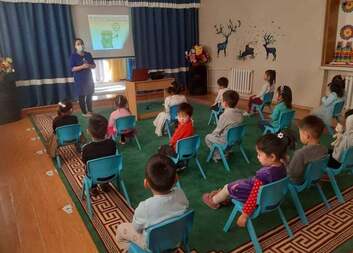 Ирээдүй хойч болсон хүүхдүүдэд хог хаягдлыг ангилах талаар зааж байна