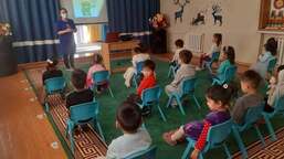 Ирээдүй хойч болсон хүүхдүүдэд хог хаягдлыг ангилах талаар зааж байна