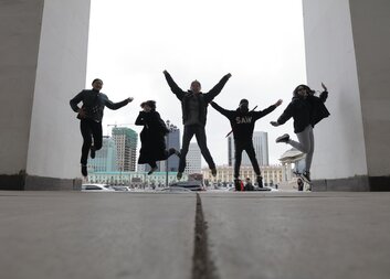 Жижиг төслөөр дамжуулан залуучууд нийгмийн асуудлаа шийдэж байна